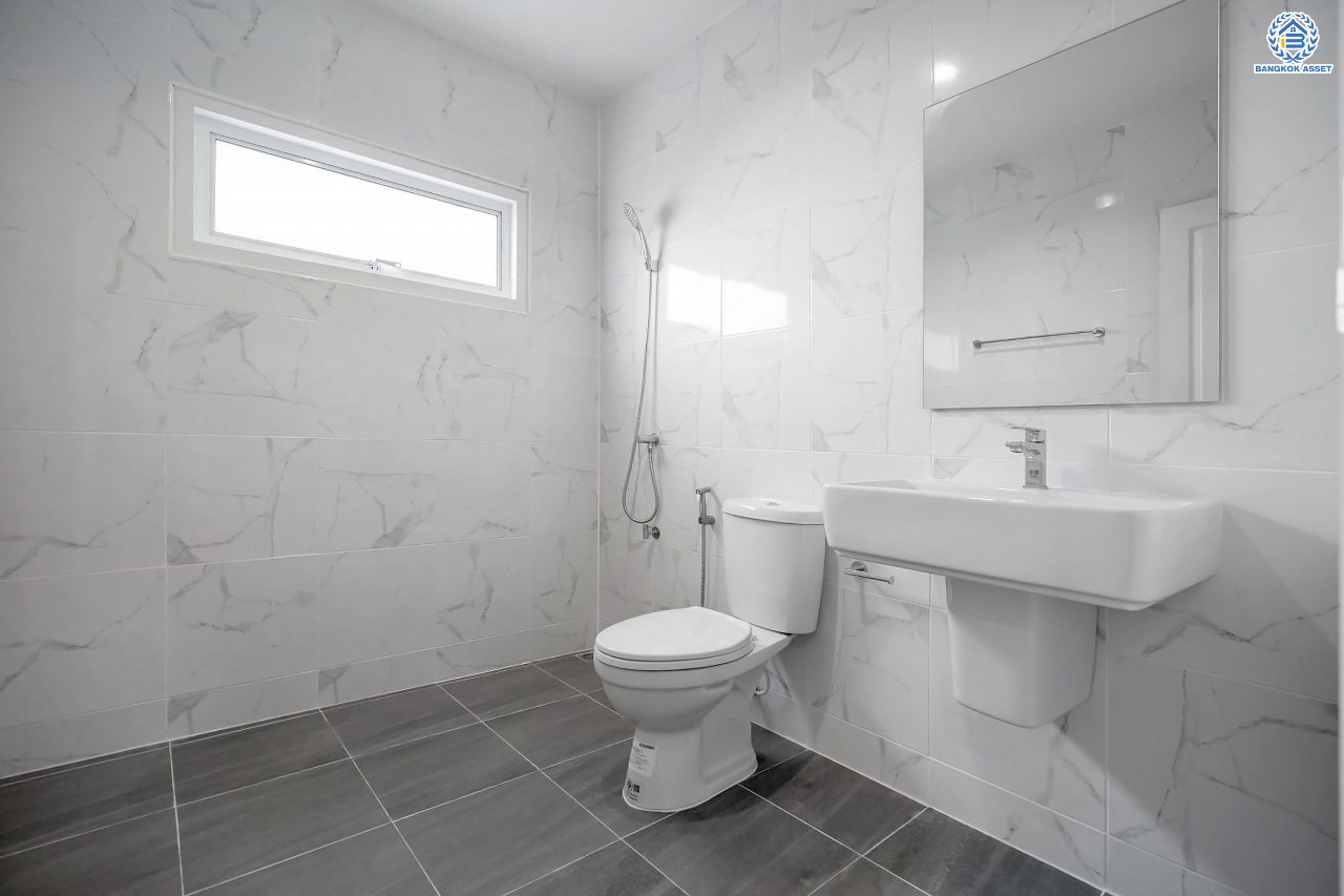 บ้านมือสองตกแต่งใหม่ โครงการ ลภาวัน15 ราชพฤกษ์ เนื้อที่ 50.5 ตร.ว. ฟังก์ชันครบ 3 ห้องนอน 3 ห้องน้ำ 2 ที่จอดรถ บ้านสวยสภาพดี พร้อมเข้าอยู่ บนทำเลศักยภาพติดถนนราชพฤกษ์ เชื่อมสู่แจ้งวัฒนะได้อย่างรวดเร็ว ใกล้รถไฟฟ้าสายสีม่วง "สถานีบางรักใหญ่"